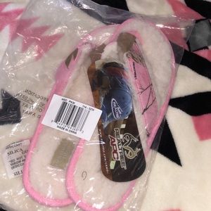 NWT Realtree camo fluffy house shoes!!